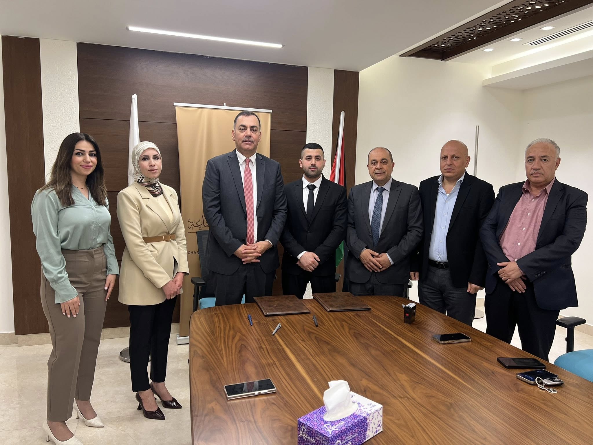 Ramallah and Al-Bireh Chamber of Commerce and Industry signs a joint cooperation agreement with the Palestinian Network for Media Development Foundation.
