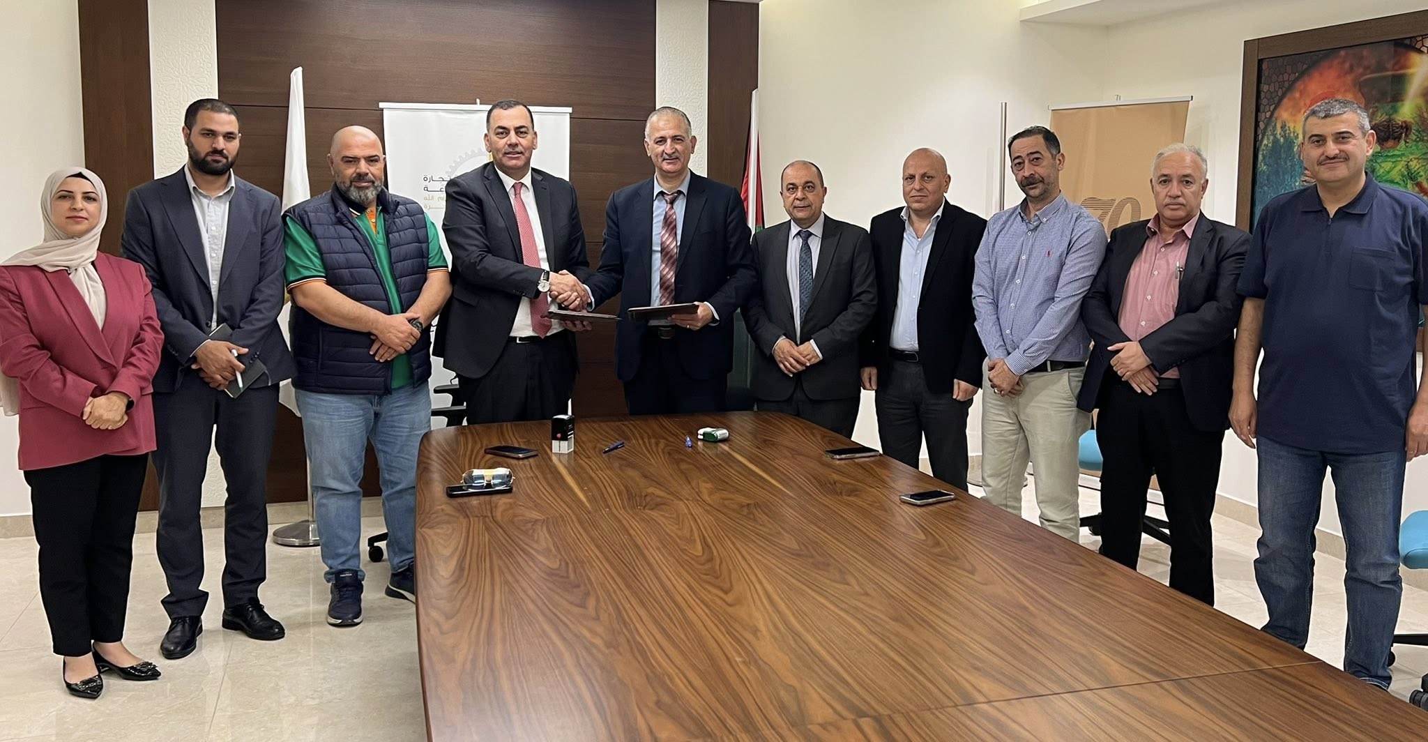 Ramallah and Al-Bireh Chamber of Commerce and Industry signs a joint cooperation agreement with the Palestinian Banking Institute.