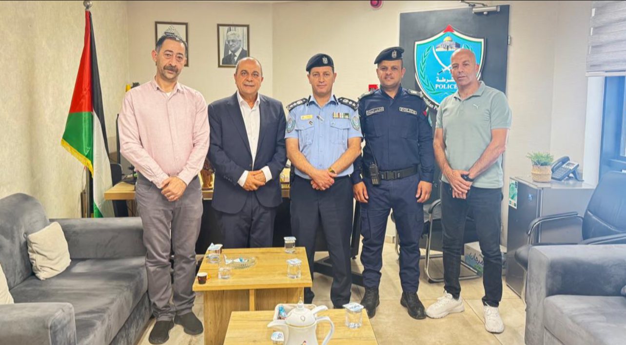 A delegation from the Ramallah and Al-Bireh Chamber of Commerce and Industry meets with the director of the city's police station.