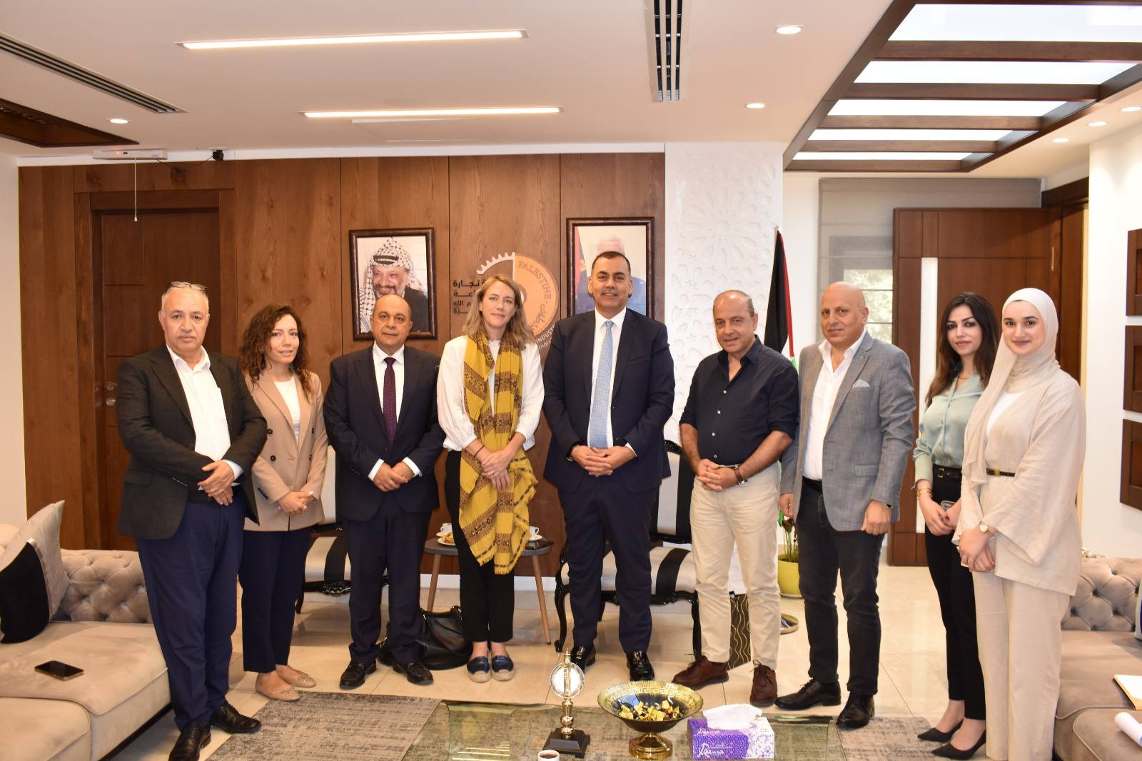 Mr. Abd Al-Ghani Attari, Chairman of the Ramallah and Al-Bireh Chamber of Commerce and Industry, discusses joint cooperation with the Australian representative.