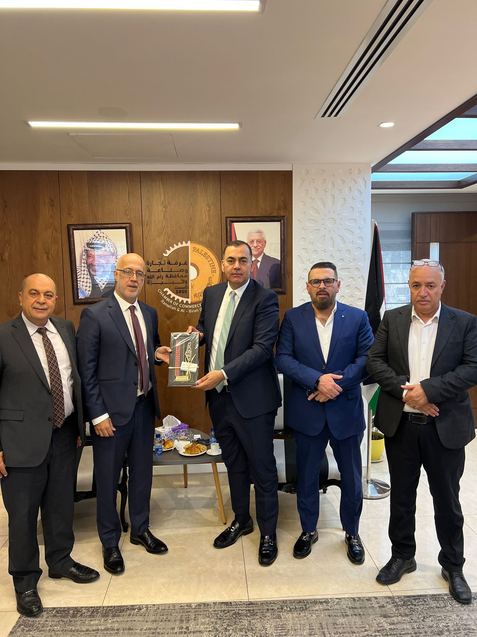 السيد عبد الغني العطاري رئيس غرفة تجارة وصناعة محافظة رام الله والبيرة يبحث التعاون المشترك مع سفير البرازيل