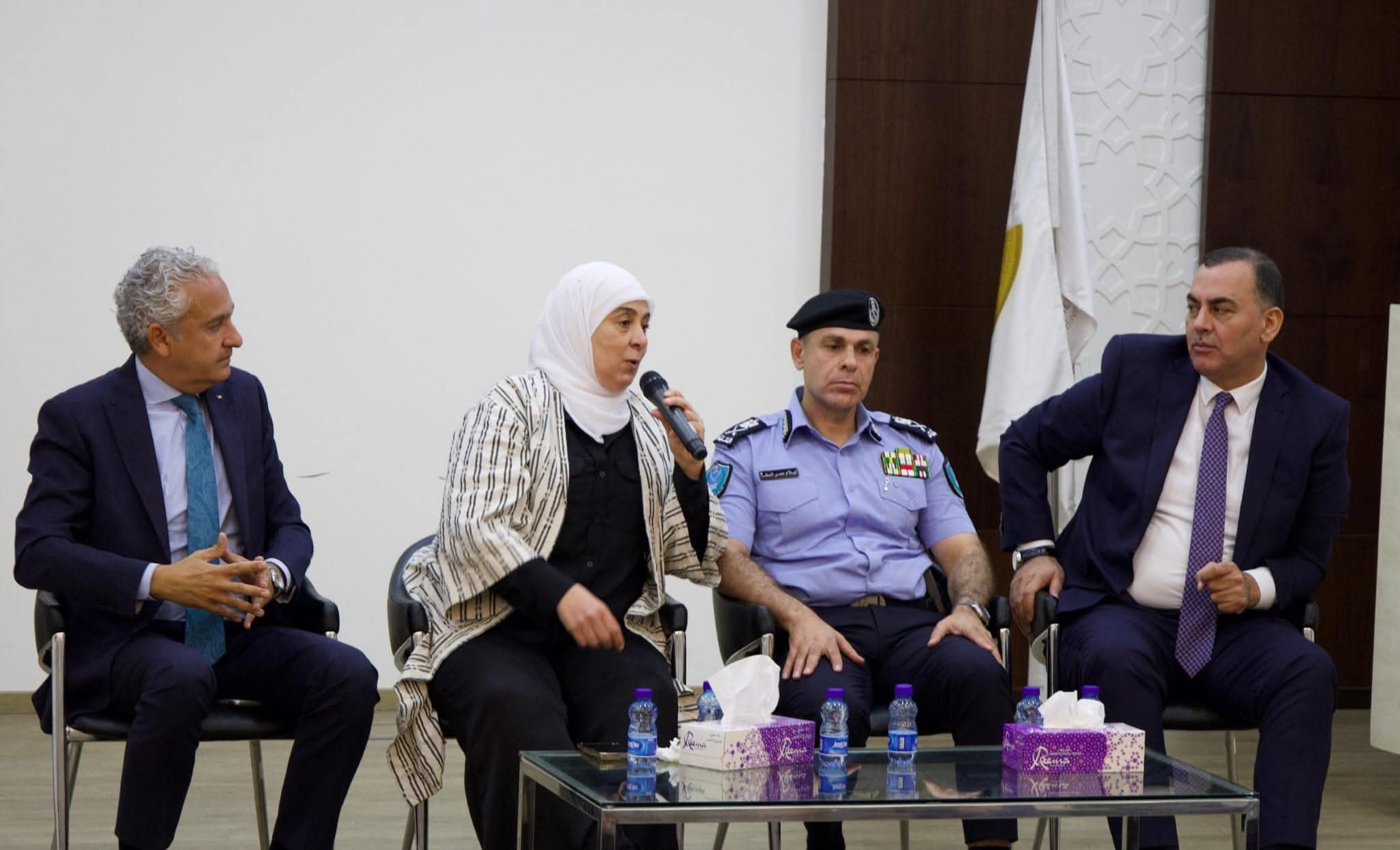 غرفة تجارة وصناعة محافظة رام الله والبيرة  تستضيف لقاء موسع  لقيادة الشرطة الفلسطينية تحت شعار  الأمن رافعة الاقتصاد الوطني .