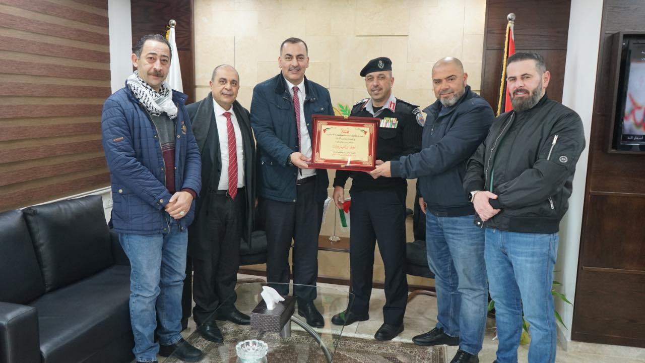 السيد عبد الغني العطاري رئيس غرفة تجارة وصناعة محافظة رام الله والبيرة ونائب الرئيس السيد محمد زيد النبالي يبحثان التعاون المشترك مع اللواء العبد ابراهيم مدير عام الدفاع المدني .